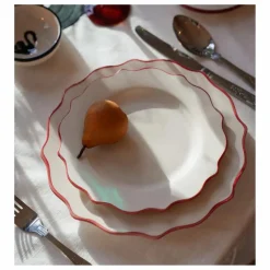 Assiette à dîner Carmine Scalloped | Carmin
