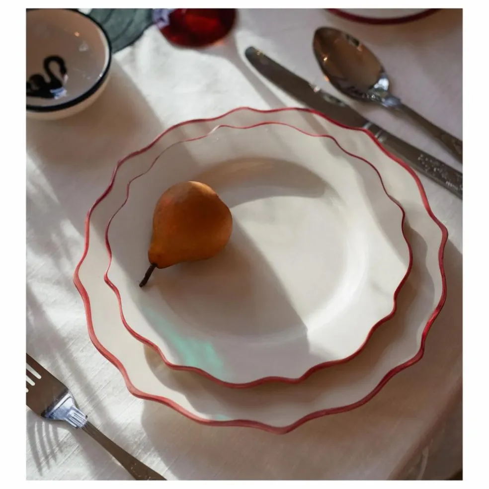 Assiette à dîner Carmine Scalloped | Carmin