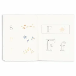 Cahier d'activité avec ses crayons de couleur