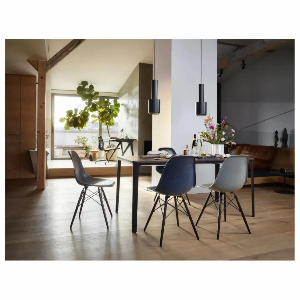 Chaise DSW Fiberglass - piètement en érable - Charles & Ray Eames | Eames Navy Blue