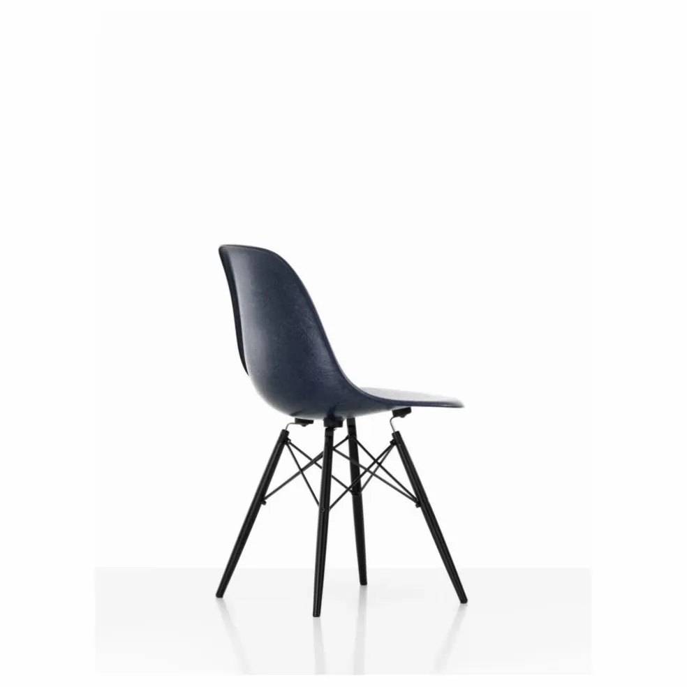 Chaise DSW Fiberglass - piètement en érable - Charles & Ray Eames | Eames Navy Blue