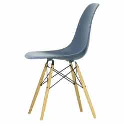 Chaise DSW plastic - piètement érable - Charles & Ray Eames | Bleu de mer