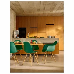 Chaise DSW plastic - piètement érable - Charles & Ray Eames | Vert émeraude