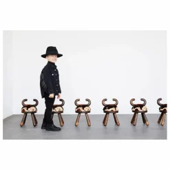 Chaise vachette en chêne et noyer par Takeshi Sawada | Bois foncé
