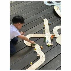 Circuit automobile et ses accessoires en bois