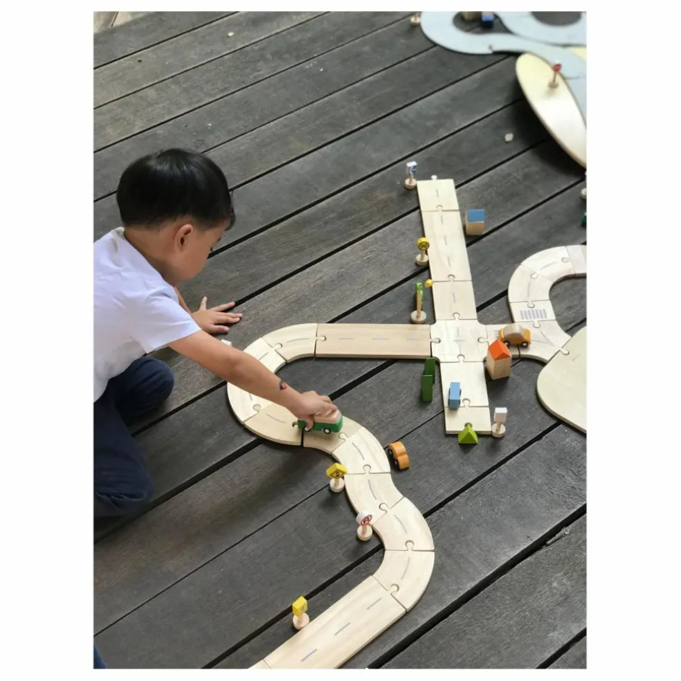Circuit automobile et ses accessoires en bois