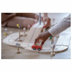 Circuit automobile et ses accessoires en bois