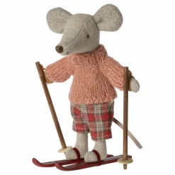 Grande sœur souris avec sa paire de ski
