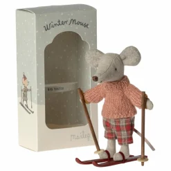 Grande sœur souris avec sa paire de ski