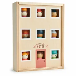 Hôtel Happy Folk et ses personnages en bois