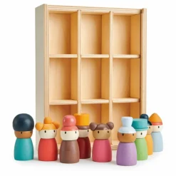Hôtel Happy Folk et ses personnages en bois