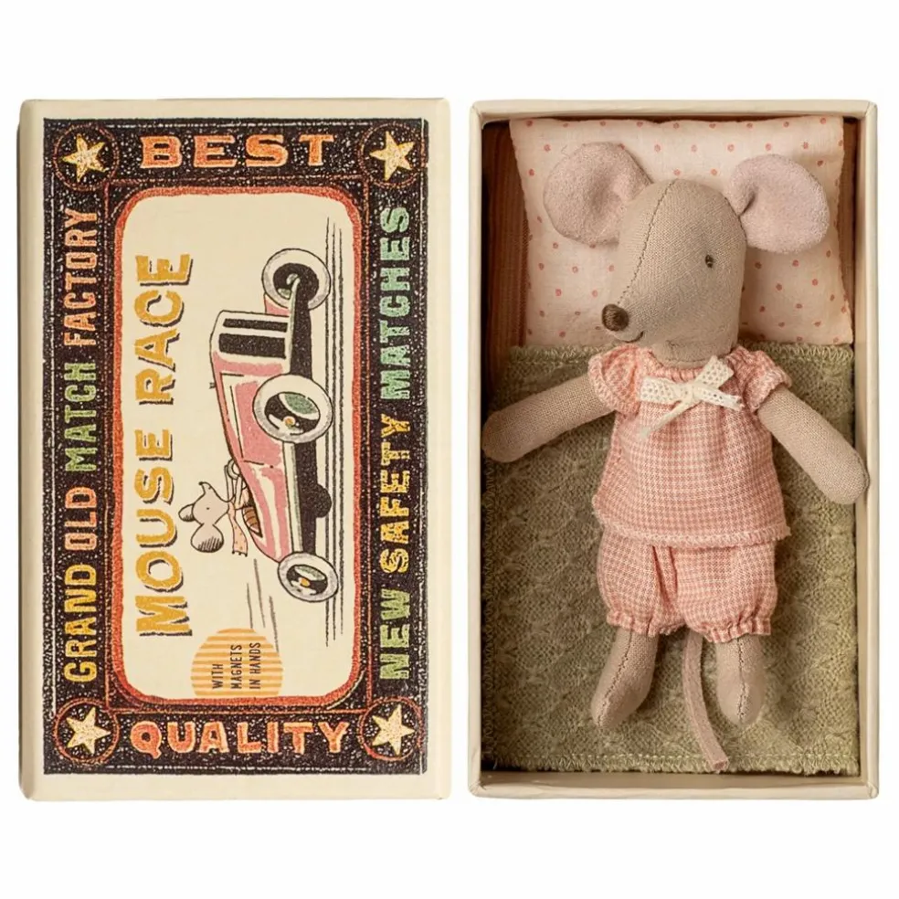 Petite sœur souris dans sa boîte d'allumettes