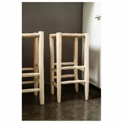 Tabouret de bar en bois brut et palme
