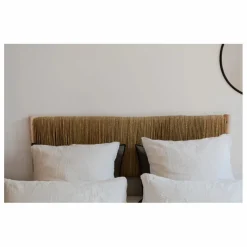 Tête de lit en bois brut et palme